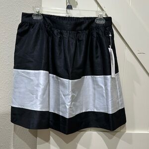Nwt Kensie black and silver skirt. Has elastic around the back.Flat in the front